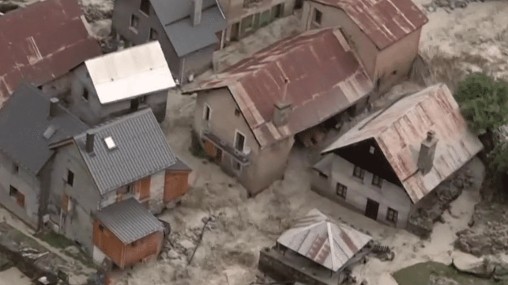 Isère : un village évacué après une crue dévastatrice
          Dans le village de Saint-Christophe en Isère, le Vénéon a connu une crue dévastatrice forçant les habitants à évacuer.