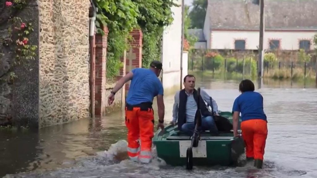 Intempéries : les habitants du Centre sous les eaux après des crues éclair
          Plusieurs départements, dont le Maine-et-Loire et le Loiret, se sont retrouvés inondés par des pluies torrentielles. Vendredi 21 juin, les habitants constatent les dégâts avec amertume.