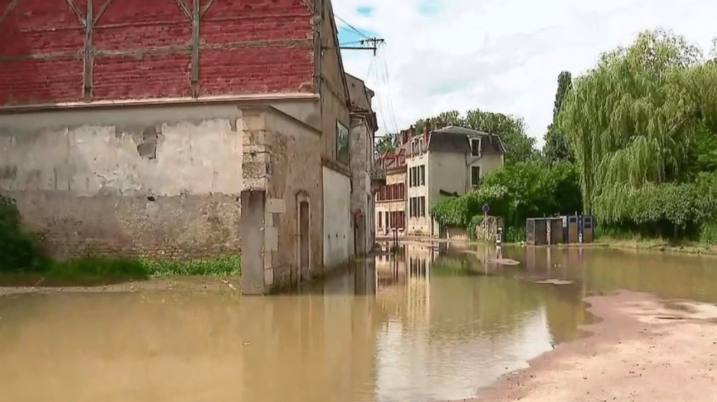 Intempéries : les crues causent d’impressionnants dégâts dans la Nièvre
          À Clamecy, dans la Nièvre, la pluie tombe sans discontinuer depuis mercredi 19 juin. La crue a atteint son pic et la décrue s’annonce, mais risque d’être lente.