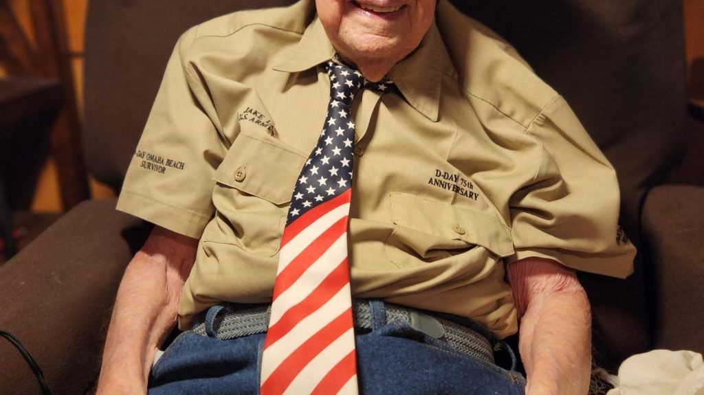 Témoignage



  

  
  

      

  

  
    "Comment j'ai fait pour traverser tout ça sans une égratignure ?" : Jake Larson, 101 ans, raconte son débarquement en Normandie
          Cet Américain se remémore son débarquement à Omaha Beach, le 6 juin 1944, à l'âge de seulement 21 ans. Il réussit à éviter les tirs allemands et les mines. Mais il refuse d'être considéré comme un héros.
