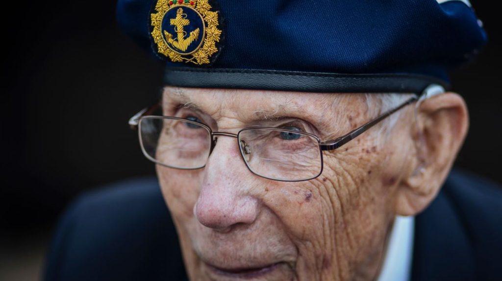 80 ans du Débarquement : le vétéran canadien Bill Cameron meurt la veille de son retour en Normandie
          Mitrailleur anti-aérien, il a protégé des péniches américaines qui débarquaient les troupes en Normandie. William "Bill" Cameron s'est éteint dimanche à l'âge de 100 ans.