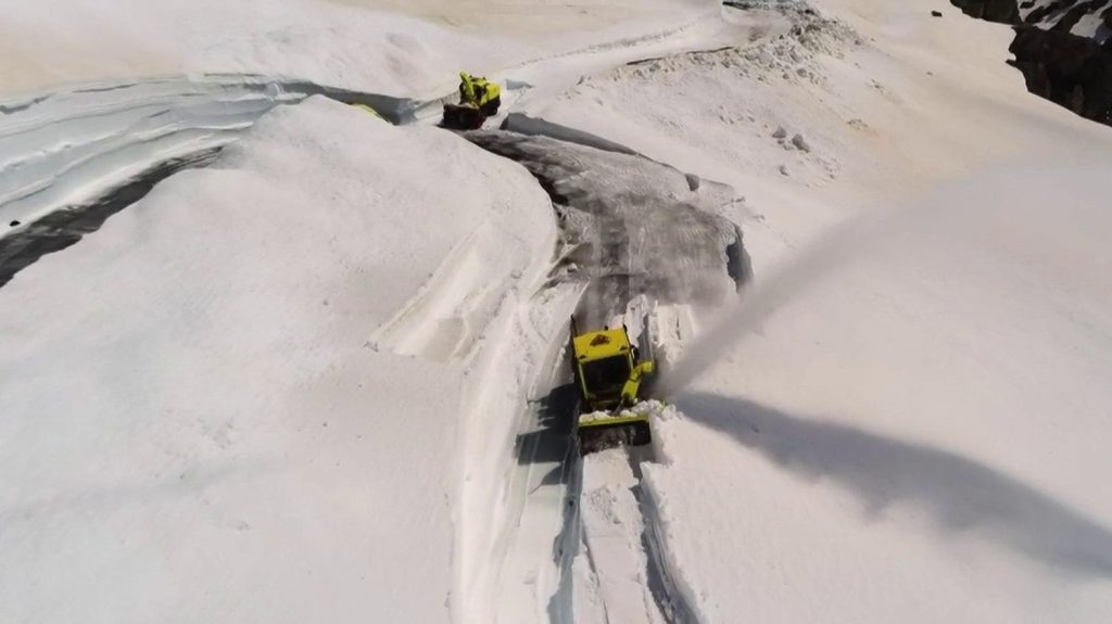 Savoie : au Col de l'Iseran, des mètres de neige à déblayer
          Si les pistes ont manqué de flocons cet hiver, certaines hauteurs ont été ensevelies. Au Col de l'Iseran, en Savoie, les agents des routes procèdent au déneigement délicat de la voierie sous des mètres de neige.