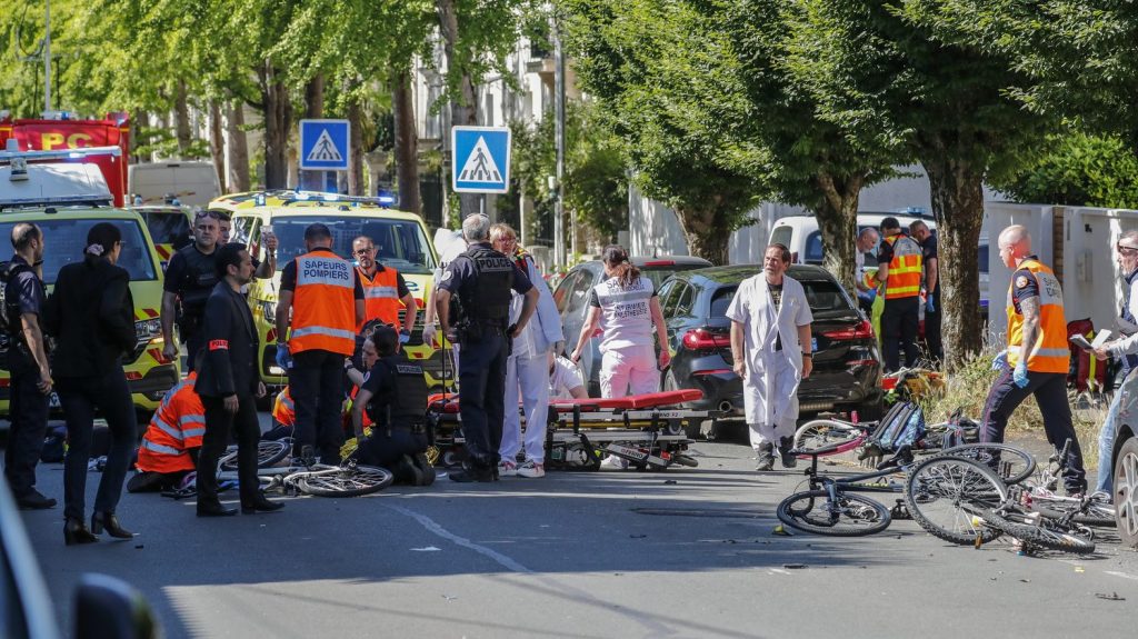 Enfants à vélo fauchés à La Rochelle : ce que l'on sait des circonstances du drame qui a fait sept blessés, dont trois grièvement
          Les faits se sont produits mercredi matin à proximité du centre-ville, alors que les enfants se rendaient à une course d'orientation dans un parc public.