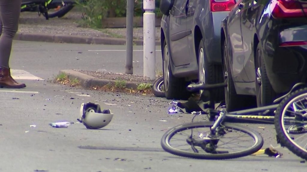 Accident à La Rochelle : des enfants à vélo fauchés par une automobiliste
          Mercredi 5 juin, un accident de la circulation impliquant un groupe de 12 enfants d’un centre de loisirs à vélo a eu lieu sur l'avenue Coligny de La Rochelle, en Charente-Maritime.