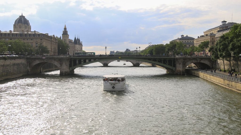 Paris 2024 : la mauvaise qualité de l'eau de la Seine empêche l'équipe de France de nage en eau libre de s'entraîner
          Les pluies du mois de mai ont détérioré la qualité de l'eau de la Seine et le débit est trop important. Impossible de se baigner dans le fleuve de paris, à quelques semaines des Jeux olympiques. L'équipe de France de nage en eau libre ne peut pas s'entraîner.