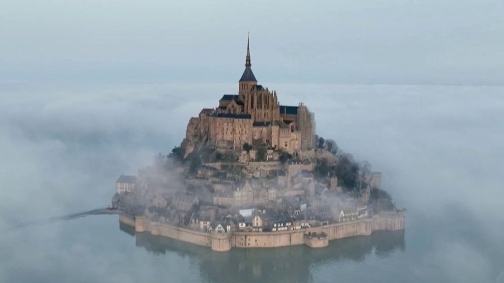 Paris 2024 : la flamme olympique attendue au Mont-Saint-Michel
          Près de 50 000 spectateurs sont attendus au Mont-Saint-Michel, dans la Manche, vendredi 31 mai, pour le passage de la flamme olympique dans la célèbre forteresse.