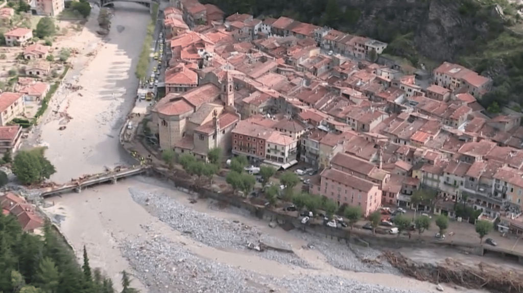 Inondations en Isère : l’État met en place un fonds d’urgence
          Après les fortes inondations en Isère, le hameau de La Bérarde s’est retrouvé coupé du monde. Un fonds d’urgence a été mis en place par l’État.