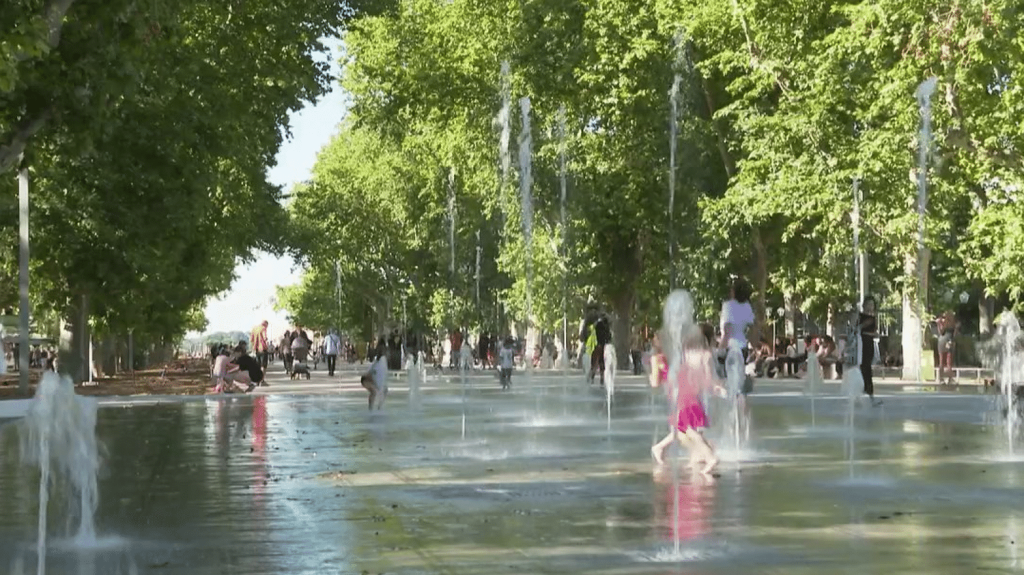 Montpellier : installation de fontaines pour faire face aux chaleurs
          Face aux fortes chaleurs, la ville de Montpellier a décidé d’installer plus de 130 fontaines au sol, une décision très appréciée des habitants.