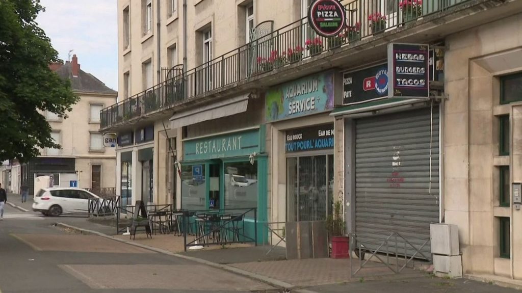 Fusillade à Saumur : un mort et un blessé
          Une fusillade sur la terrasse d’un fast-food a fait un mort et un blessé lundi 3 juin au soir à Saumur, dans le Maine-et-Loire. Le suspect est toujours en fuite.