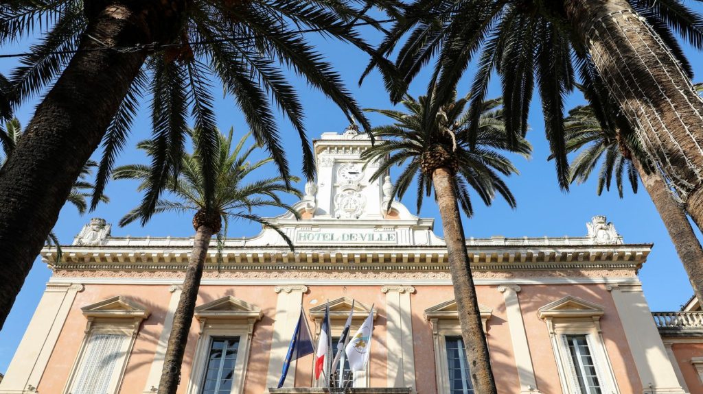 Corse : sept personnes en garde à vue dont deux adjoints au maire d'Ajaccio
          L'adjoint au maire en charge des sports ainsi que l'adjointe déléguée à l'urbanisme et au logement ainsi que le directeur de cabinet du maire figurent parmi les suspects.