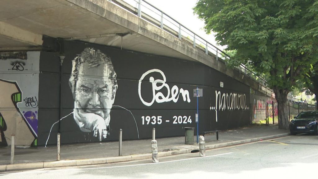 A Nice, une immense fresque rend hommage à l’artiste Ben, à la suite de son décès
          Une dizaine de street artistes ont réalisé son portrait sur un mur de la ville. Ben, peint en blanc, regarde passer les piétons.