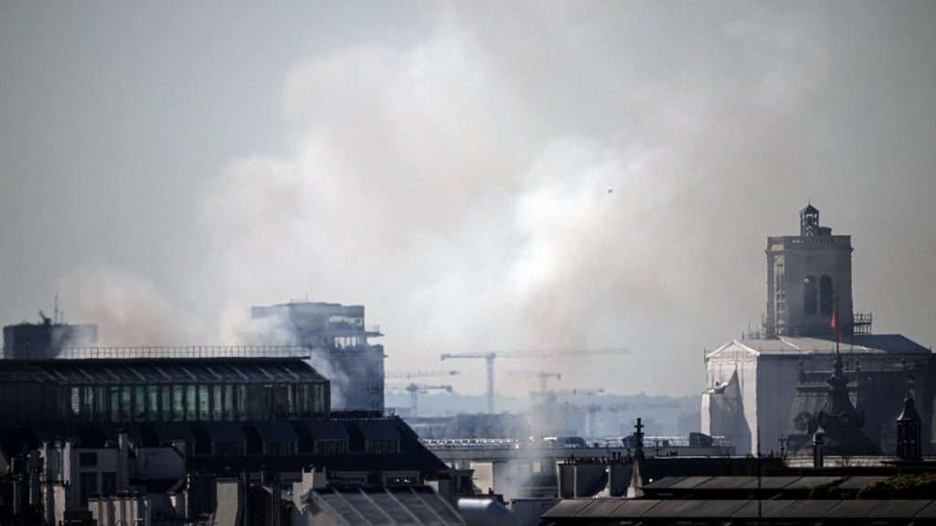 Paris : un incendie est en cours dans un immeuble près de l'hôtel de ville, cinq pompiers blessés et une personne portée disparue
          Le feu s'est déclaré mardi dans la matinée dans un immeuble situé rue de la Verrerie, dans le 4e arrondissement de la capitale.