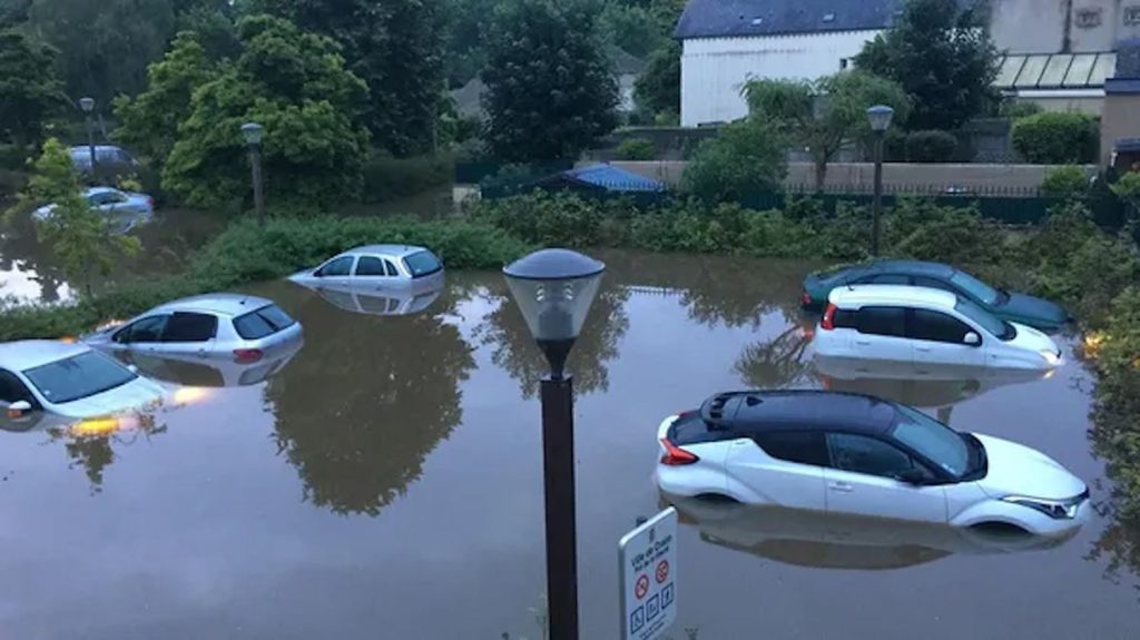 Inondations en Mayenne : "Un événement exceptionnel et historique", selon la mairie de Craon et la situation va "se dégrader"
          Des pluies diluviennes sont tombées sur le département qui a été placé en vigilance rouge pour crue par Météo France.