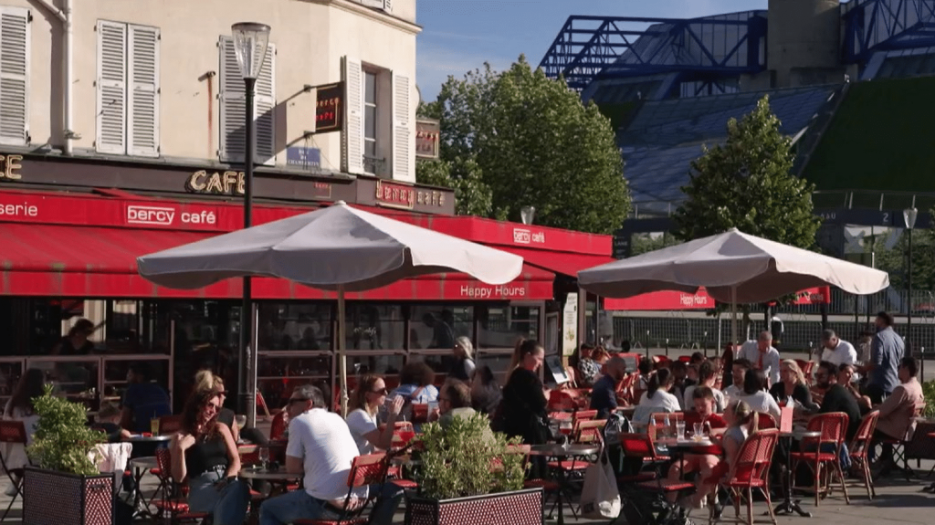 Paris 2024 : les commerçants de la capitale inquiets
          Bon nombre de restaurateurs parisiens s’inquiètent à mesure qu’approchent les Jeux olympiques. Ceux qui se trouvent à proximité des sites vont devoir démonter leur terrasse, sans parler des QR codes, indispensables aux clients pour venir jusque chez eux.