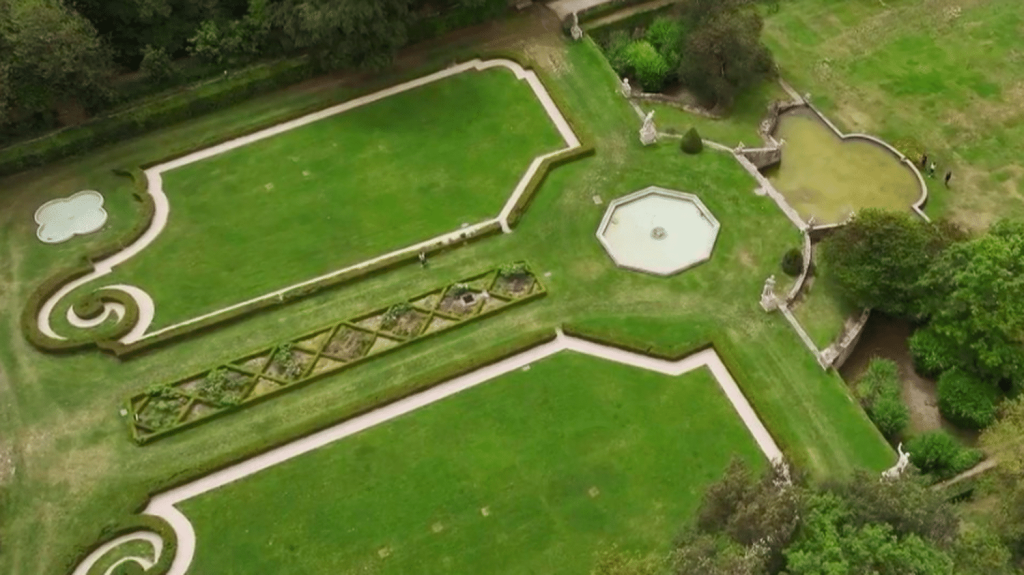 Patrimoine : les jardins d'Albertas, un petit paradis provençal
          Direction les Bouches-du-Rhône, près d'Aix-en-Provence, à la découverte d’un lieu d'exception : les jardins d'Albertas, entretenus par une même famille depuis 13 générations.