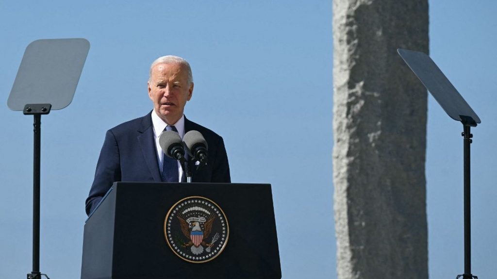 Cérémonies des 80 ans du Débarquement : Joe Biden célèbre les Rangers qui ont "commencé à sauver le monde" à la pointe du Hoc
          Le président américain a rendu hommage aux soldats américains qui se sont emparés du lieu le 6 juin 1944.