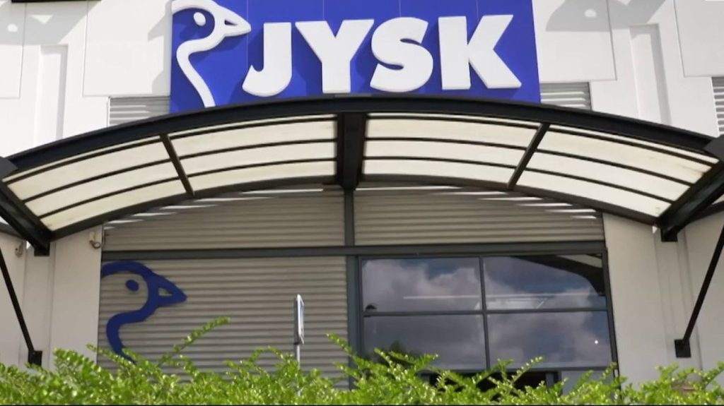 Ameublement : zoom sur une nouvelle enseigne danoise
          Jysk, nouvelle enseigne d’ameublement danoise, compte déjà 74 magasins en France, et l’entreprise veut en avoir 450 dans les prochaines années. Elle veut faire concurrence à Ikea.