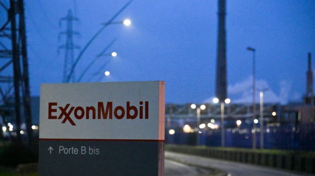 ExxonMobil : 500 personnes manifestent sur le site de Notre-Dame-de-Gravenchon pour protester contre le plan social
          Selon les syndicats, toute la région va être affectée par ces suppressions de postes, entre 2 000 à 5 000 emplois sont en péril.