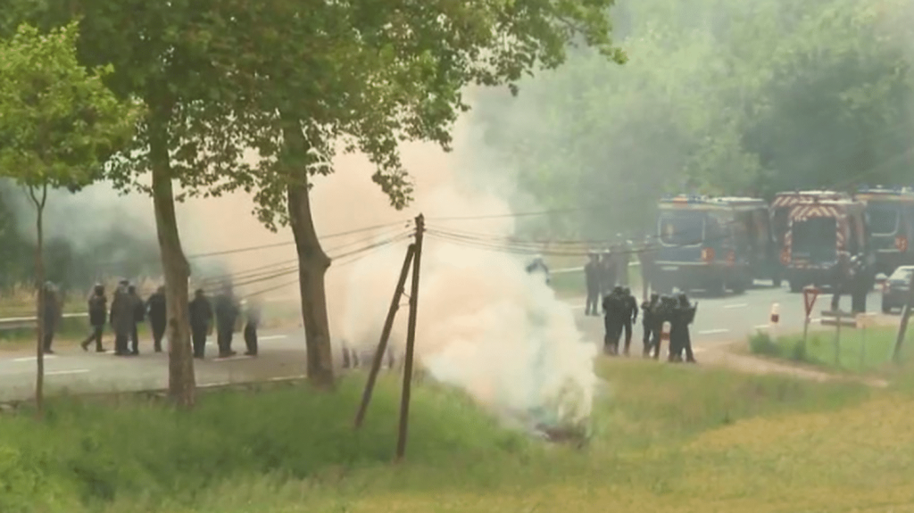 Vidéo



  

  
  

      

  

  
    Rassemblement interdit contre l’autoroute A69 : une mobilisation sous tension
          Des milliers de manifestants se sont réunis dans le Tarn, samedi 8 juin, pour protester contre la construction de l’A69 entre Castres et Toulouse. Parmi eux, quelques centaines d’éléments très radicaux.