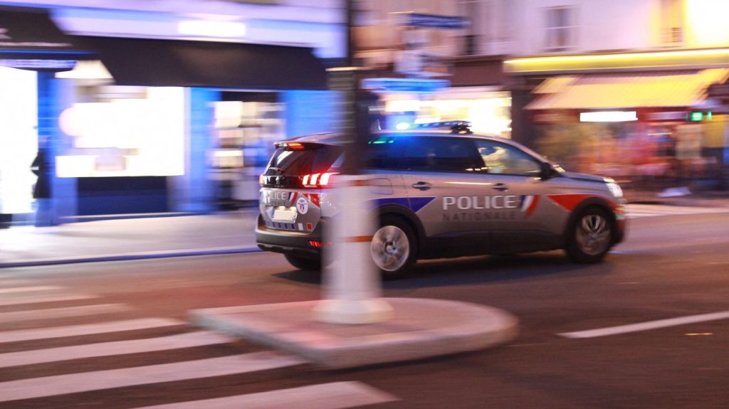 Un mineur de 14 ans soupçonné d'avoir tué un automobiliste en voulant fuir la police dans les Hauts-de-Seine
          Au volant d'une voiture volée, l'adolescent a percuté un véhicule dont le conducteur est mort, selon les premiers éléments de l'enquête. Il a été placé en garde à vue.