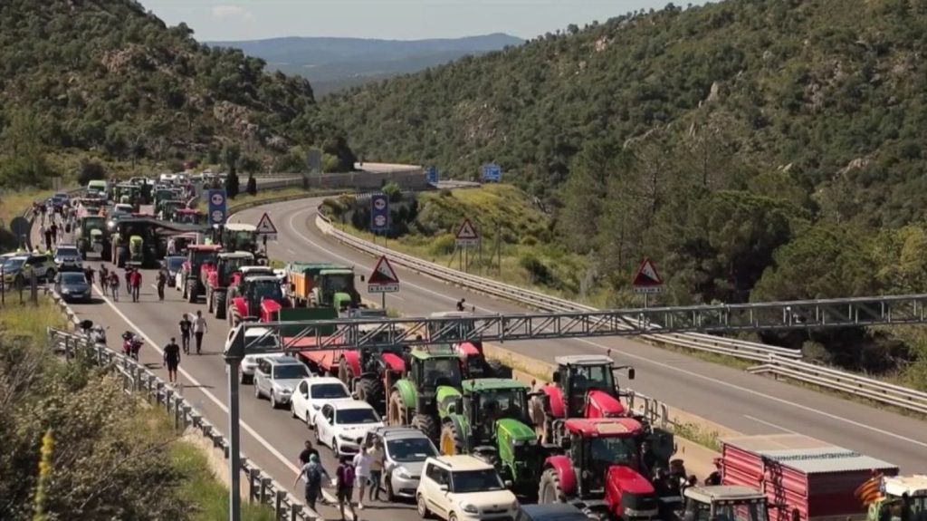 Colère des agriculteurs : de nouvelles mobilisations en France et en Espagne
          Des agriculteurs sont de nouveau mobilisés et ont bloqué huit points de passage entre la France et l'Espagne, lundi 3 juin, et ils mènent des actions ensemble.