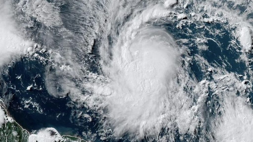 L'ouragan Béryl, premier de la saison aux Antilles, atteint la catégorie 3, synonyme de "très dangereux"
          Un tel phénomène si tôt dans la saison est très rare selon des experts, le changement climatique rendant les phénomènes météorologiques extrêmes, comme les ouragans, plus fréquents et dévastateurs.