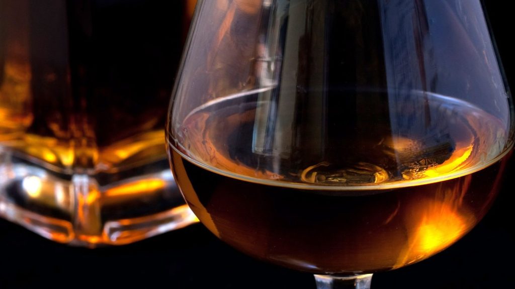Crise du cognac : mauvaise passe pour le groupe Rémy Cointreau
          Les spiritueux Rémy Cointreau enregistrent des résultats décevants, avec une baisse de bénéfices de près de 40%. Que se passe-t-il pour ce groupe dont le chiffre d'affaires dépasse pourtant le milliard d’euros ?