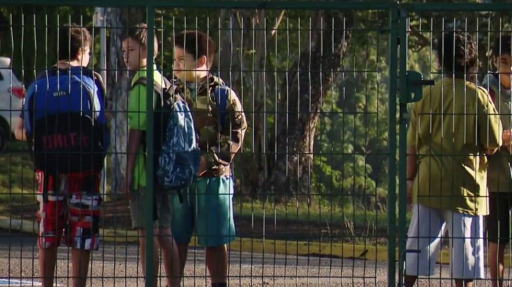 Nouvelle-Calédonie : la rentrée des écoliers après les émeutes
          Après cinq semaines d’arrêt en raison des émeutes, la rentrée scolaire a eu lieu ce lundi 17 juin, pour une partie des élèves du territoire. Un retour à la normalité pour les enfants.