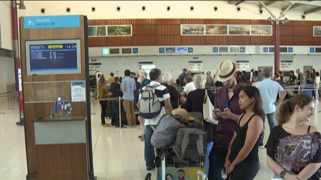 Nouvelle-Calédonie : les aéroports et les écoles ont rouvert après plusieurs semaines de fermeture
          Un mois après le déclenchement du soulèvement, la Nouvelle-Calédonie retrouve un climat plus apaisé. Les aéroports et les écoles ont rouvert, lundi 17 juin.