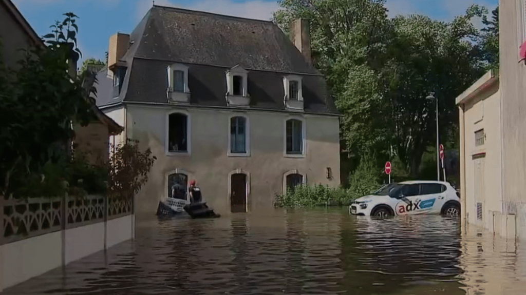 Intempéries : les sinistrés de Craon rentrent chez eux après une crue historique
          Les habitants touchés par l’inondation historique de Craon, en Mayenne, ont pu retrouver leur domicile, vendredi 21 juin. L’heure est au constat des dégâts causés par l'eau.