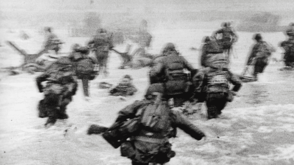 80 ans du Débarquement de Normandie : focus sur les photos mythiques de Robert Capa
          Le D-Day a été immortalisé par une série de photos par le photoreporter Robert Capa pour le magazine Life, sur Omaha Beach. Les images sont saisissantes, et ont inspiré de multiples récits, légendes et polémiques.