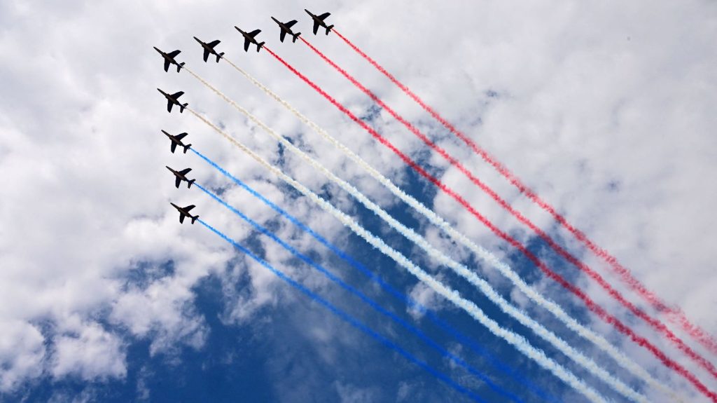 "Les murs tremblent" : les impressionnantes répétitions d'un spectacle aérien au-dessus du château de Versailles surprennent les habitants
          Acrobaties aériennes, vols à faible altitude... Les habitants d'une partie de l'Ouest parisien étaient aux premières loges des répétitions d'une cérémonie pour les 90 ans de l'Armée de l'Air, prévue vendredi.