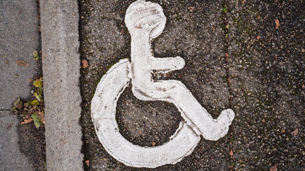 Loire-Atlantique : 450 familles d'enfants handicapés privées de transport scolaire à la rentrée
          Une pétition a été lancée pour dénoncer cette décision du conseil départemental.