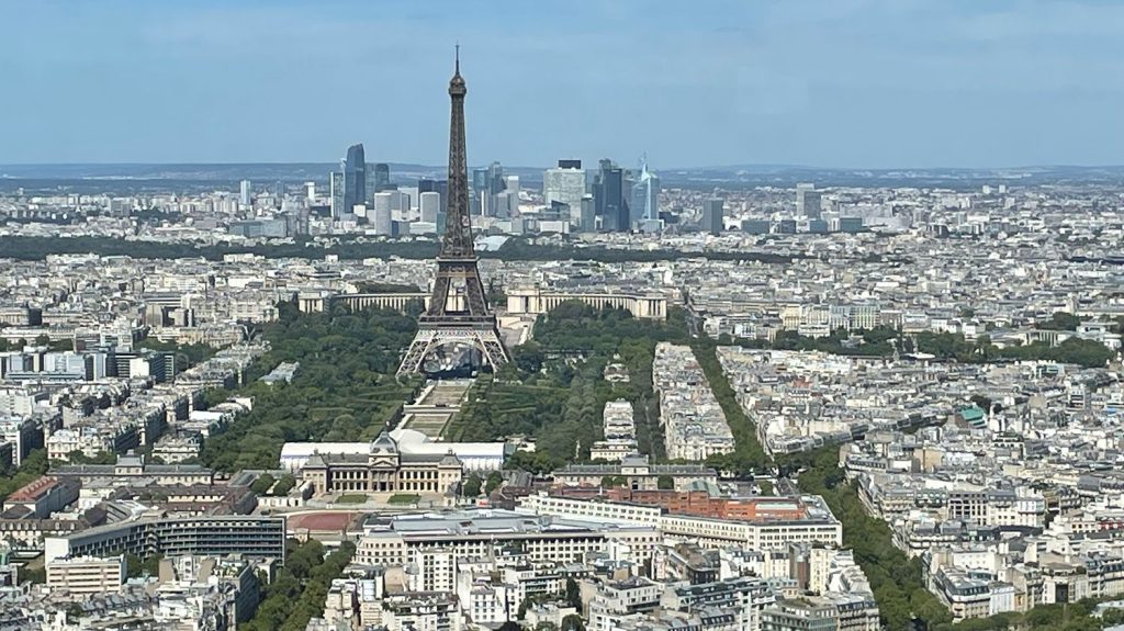 Cinq cercueils déposés devant la tour Eiffel à Paris, trois personnes en garde à vue
          Une banderole avec l'inscription "Soldats français de l'Ukraine" ornait les cercueils qui ne contenaient que du plâtre.