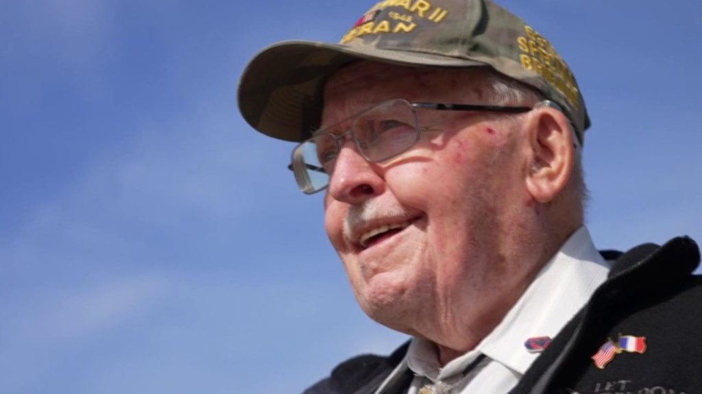 80 ans du Débarquement : Warren Goss, vétéran américain, raconte le D-Day du 6 juin 1944
          Warren Goss faisait partie des premiers soldats américains à débarquer sur les plages normandes le 6 juin 1944. À l'occasion des 80 ans du Jour J, le vétéran revient sur cette date qui a marqué l'histoire et sa vie.