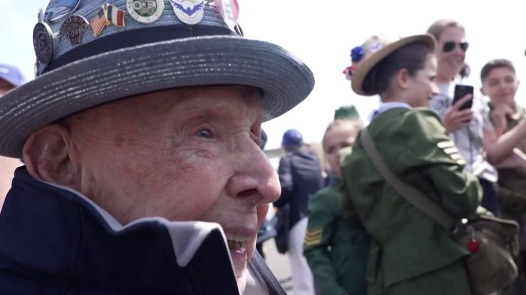 80 ans du Débarquement : retour de "Papa Jake", un vétéran américain, à Omaha Beach
          "Papa Jake", à 101 ans, est de retour en Normandie. Ses petits-enfants ont interpellé la nouvelle génération en l’inscrivant sur les réseaux sociaux, où il compte 800 000 abonnés.