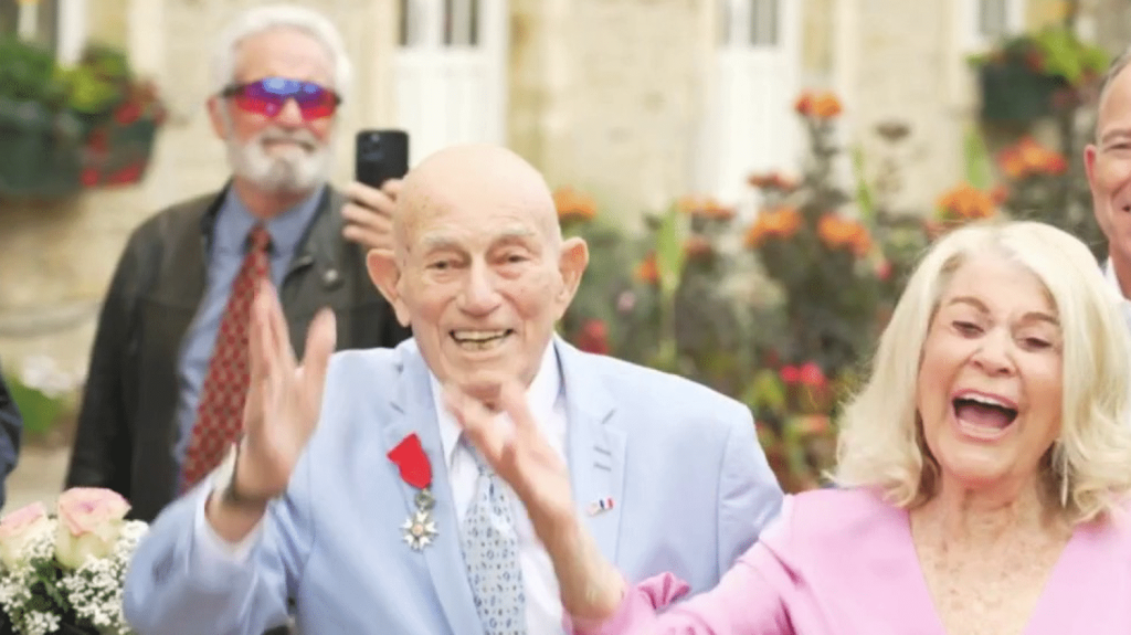 80 ans du Débarquement : un vétéran s’est marié à l’âge de 100 ans
          Harold Terens, vétéran américain de 100 ans qui était présent lors du Débarquement de Normandie le 6 juin 1944, s’est marié avec sa compagne de 96 ans, samedi 8 juin. Cela s’est passé... en Normandie.