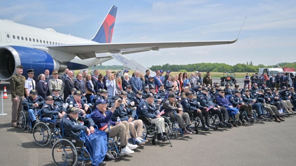 80 ans du Débarquement : une cinquantaine de vétérans américains ont atterri à l'aéroport de Deauville
          Ils doivent participer à plusieurs festivités, dont une cérémonie à Pegasus Bridge mercredi ou encore un défilé à Carentan samedi.