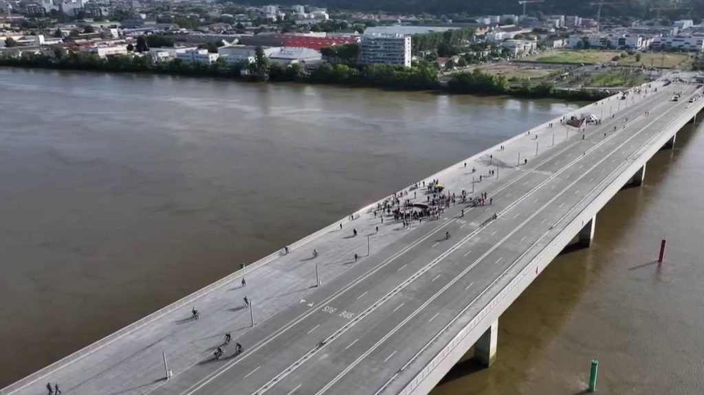 Bordeaux : un nouveau pont pour relier les deux rives de la Garonne
          Le pont Simone Veil a été inauguré à Bordeaux, en Gironde. Il accorde une grande place aux mobilités douces, piétons et cyclistes, tout en restant ouvert aux voitures.