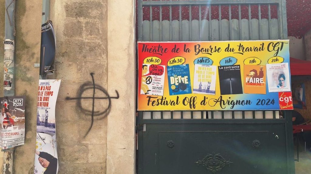 La maire d'Avignon condamne la série de tags d'extrême droite découverts en ville
          Des croix celtiques ont été taguées sur le siège départemental de la CGT, sur le pôle LGBT Vaucluse et sur un local associatif.